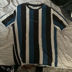 white blue and black short sleeve tee